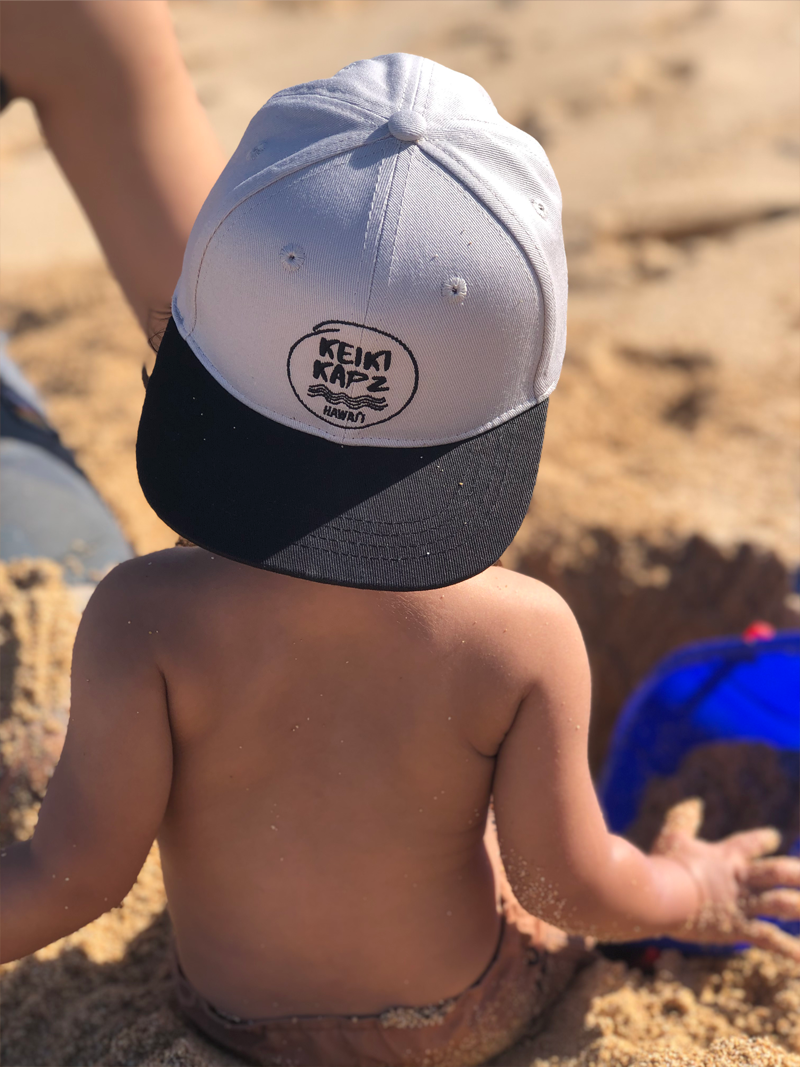 Grey and Black Snapback Pāpale